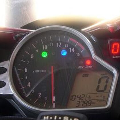 Индикатор передач GIpro DS на Honda CBR1000RR 2008+