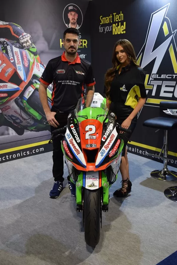 Hillier James выиграл гонку TT на острове Man, мотоцикл Kawasaki с тюнингом HEALTECH