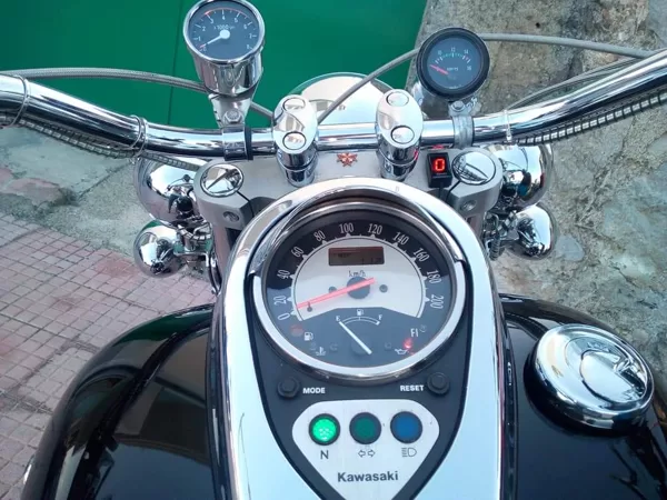 Индикаторы передачи GIpro DS на мотоцикле Kawasaki Vulcan 900